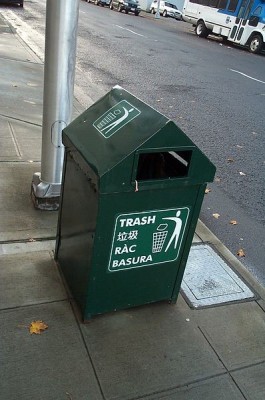A Seattle trash can includes Vietnamese translation (“ràc”, although the correct spelling is “rác”). (Photo Courtesy of Kaishu Tai)