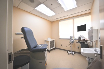 An internal medicine exam room (Photo by Mass Communication Specialist 2nd Class Todd Frantom / U.S. Navy)