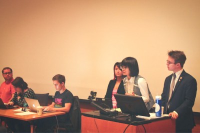 Xiaoxu Wang speaks against the new $45 student fee at the March ASUW meeting. (Photo by Senhao Liu)
