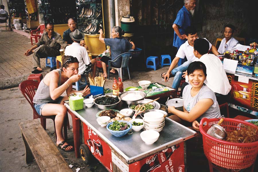 Backpacker enjoying street food at a curbside cafe in Haiphong. (Photo from Flickr by HRamirez)