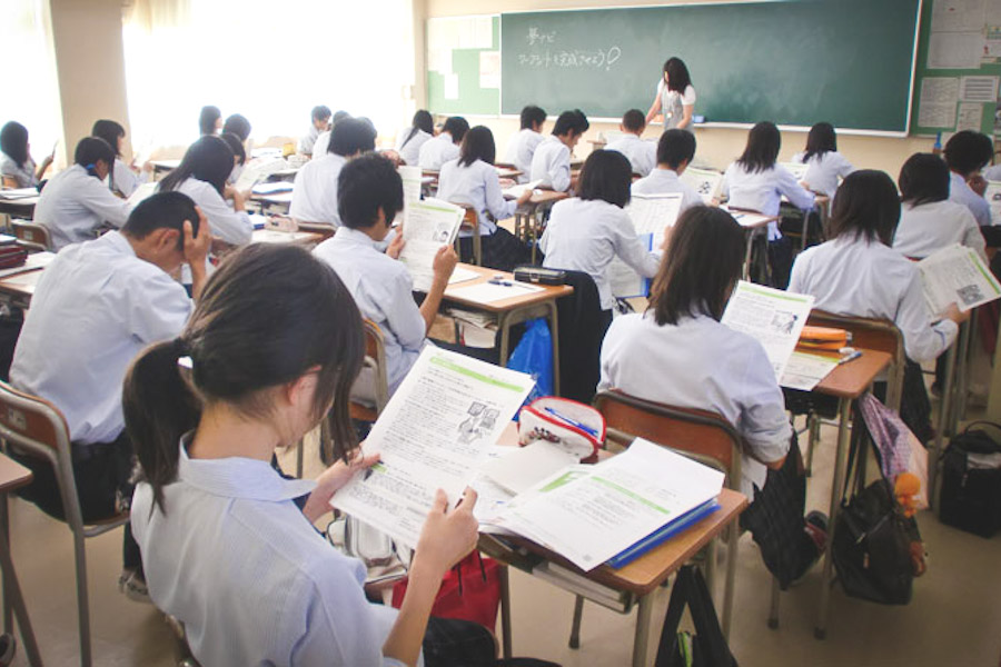 A classroom full of students in Japan, where class sizes average around 30 students. (Photo by Shintaro Ozawa)