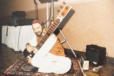 Larry Ludwig playing at Kabul Restaurant, Seattle. (Photo By; Aqsa Ziadi)