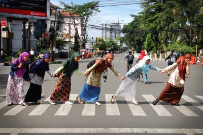 Hijabis cross the street during Car Free Day in Bandung, Indonesia. (Photo from Flickr by Ikhlasul Amal)