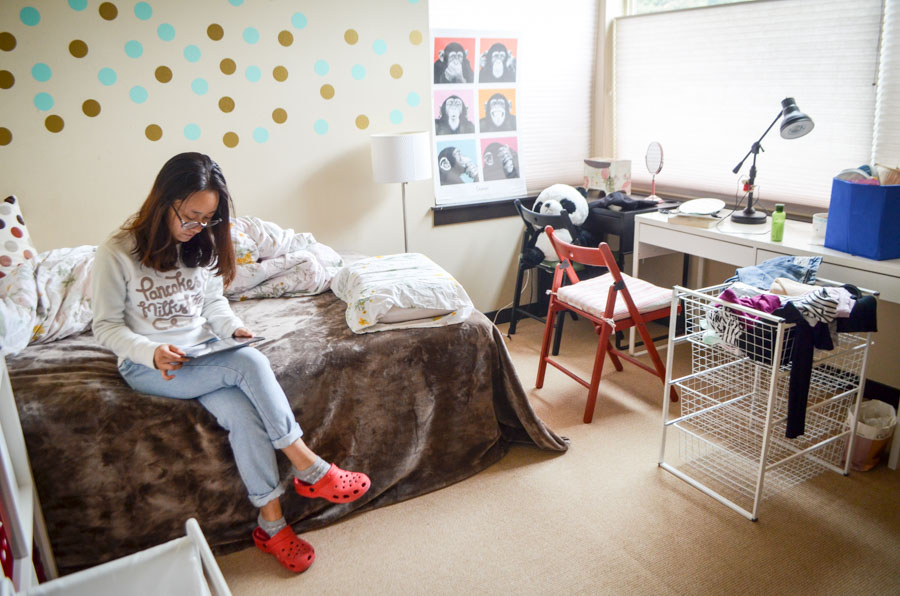 Sylvia Zhao, 22, sits in her newly rented room in a townhouse owned by a fellow Chinese international student in Lake City. (Photo by Katherine Jinyi Li)